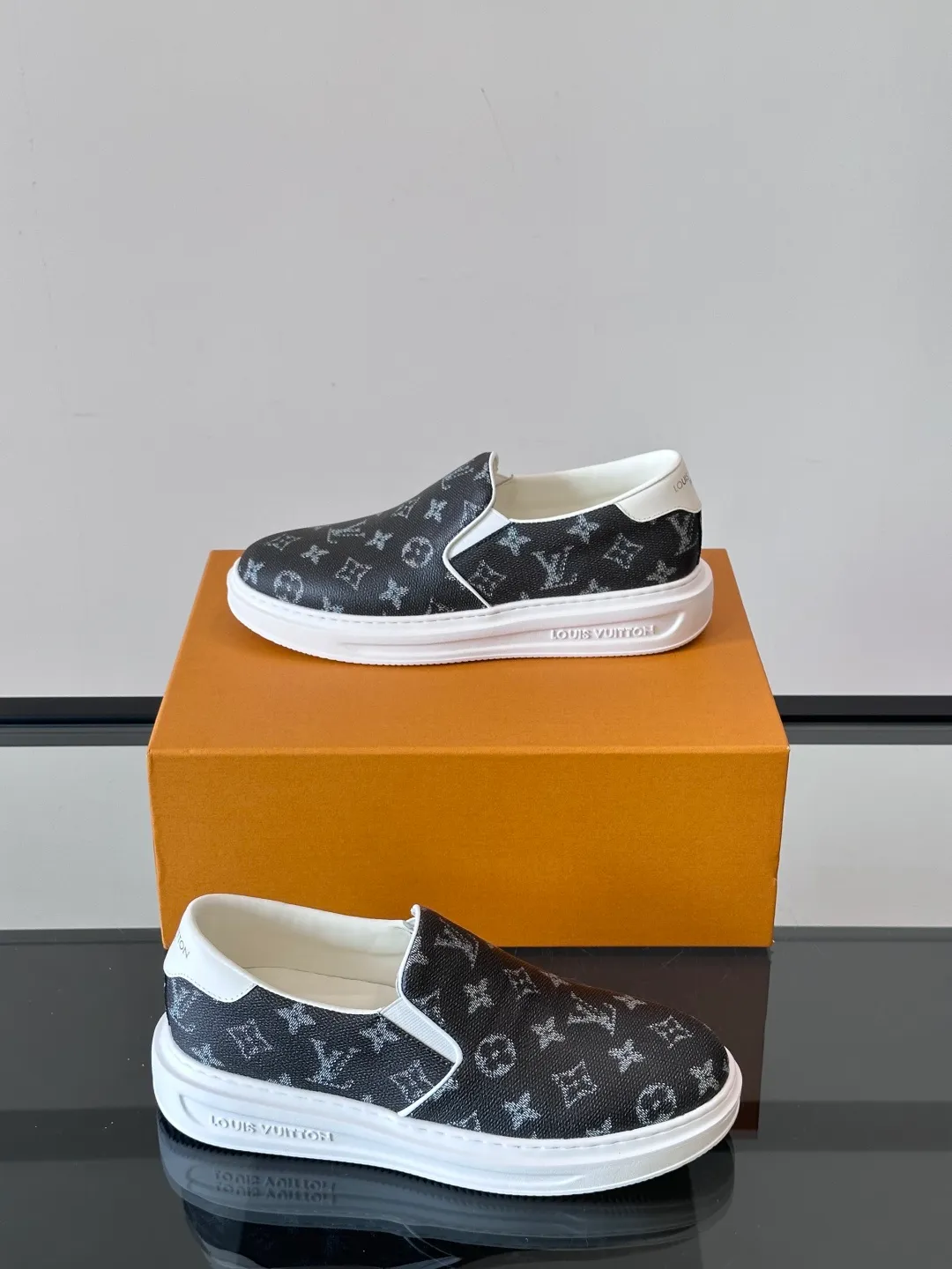 Men's shoes 💰p360 "LOUIS VUITTO＊" Classic presbyopic slip-on loafers are made of classic Damier Gra men's shoes 💰phite canvas, with LV logo embellishment on the shoe body, leather straps decorated with LV metal logo buckles, smooth calf leather trim, and Monogram flower rubber outsole, full of youthful vitality and elegance. Blake craftsmanship and hand-stitched uppers cleverly establish recognition, and the standard sheepskin lining provides a comfortable and soft foot feel! Size: 38-44